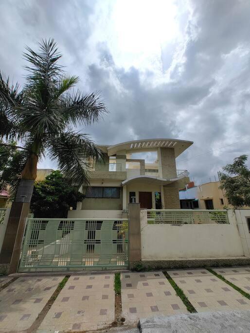 Elegant 3bhk Villa, Hillside Hideaway, 10 Mins From Mh Bus Stand Villa *